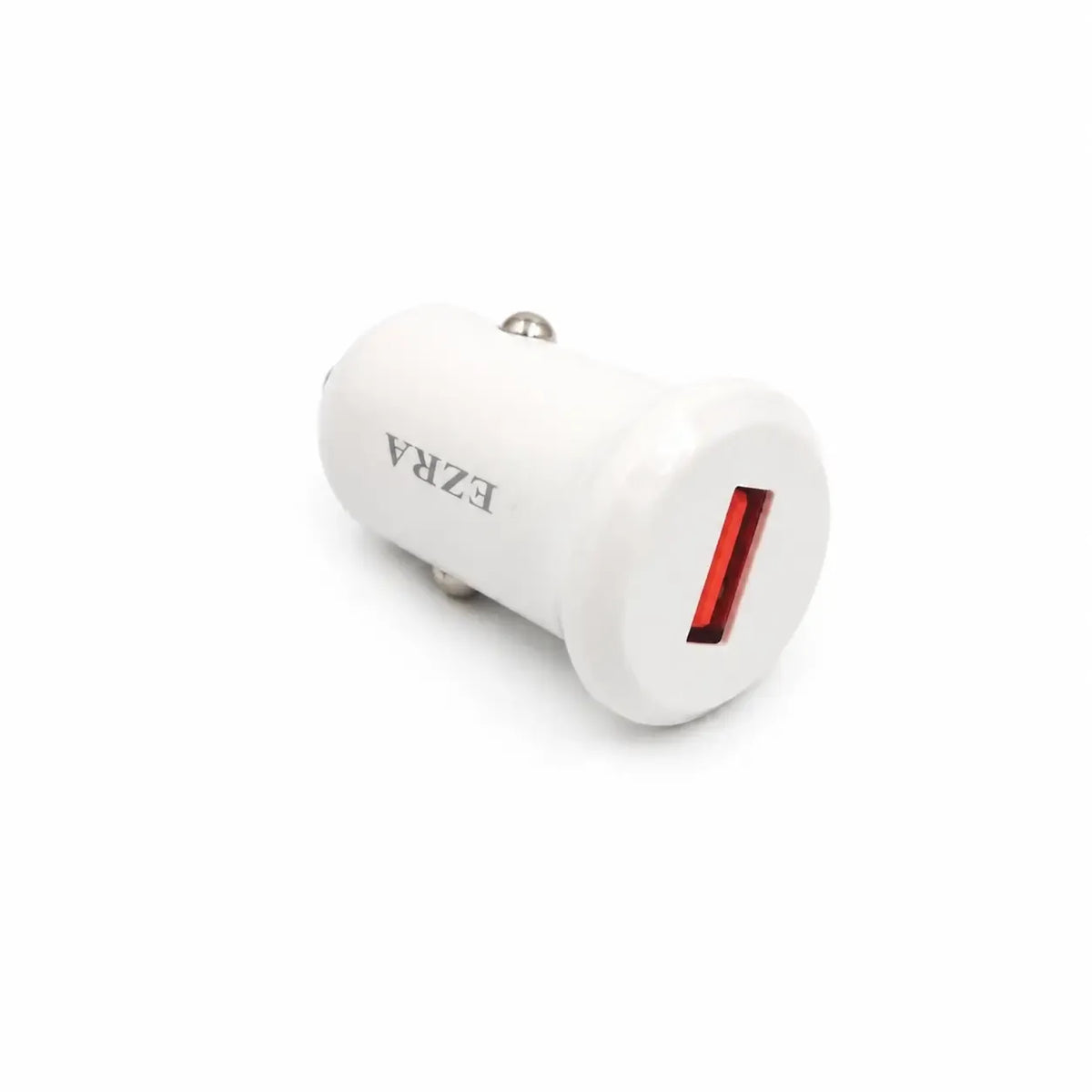 Automobilinis greitojo įkrovimo adapteris EZRA CR72, 18 W, sidabrinė spalva, prijungtas prie automobilio USB įkrovimo lizdo.