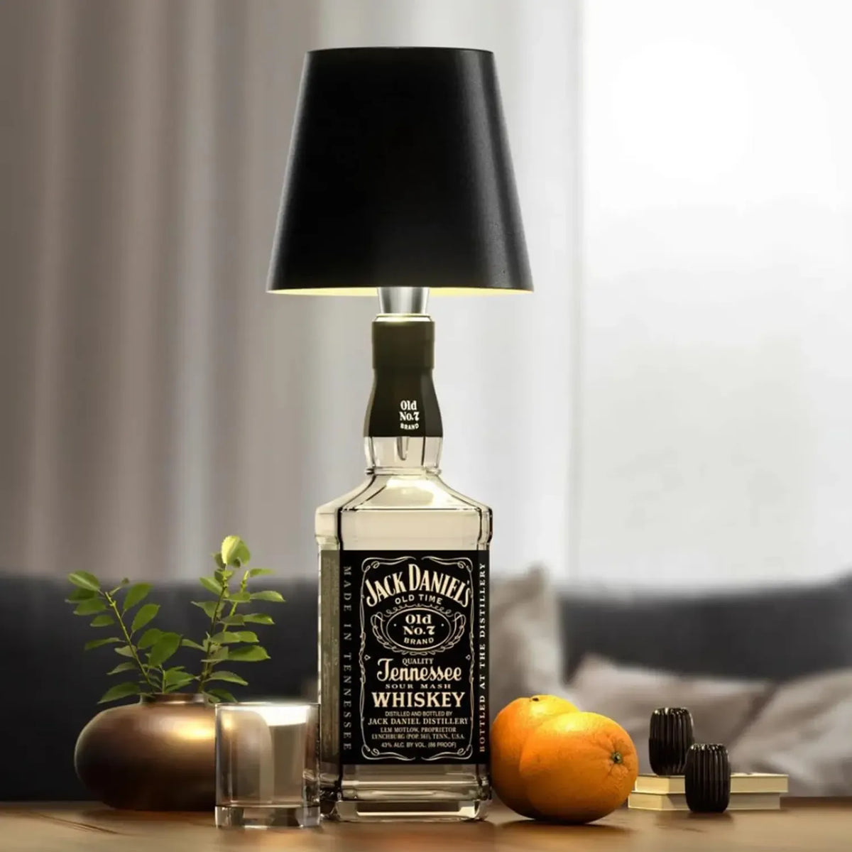 Belaidė LED lempa buteliui, stilingas ir jaukus apšvietimas namams ir sodui, matomas šviesos lempa ir butelis.