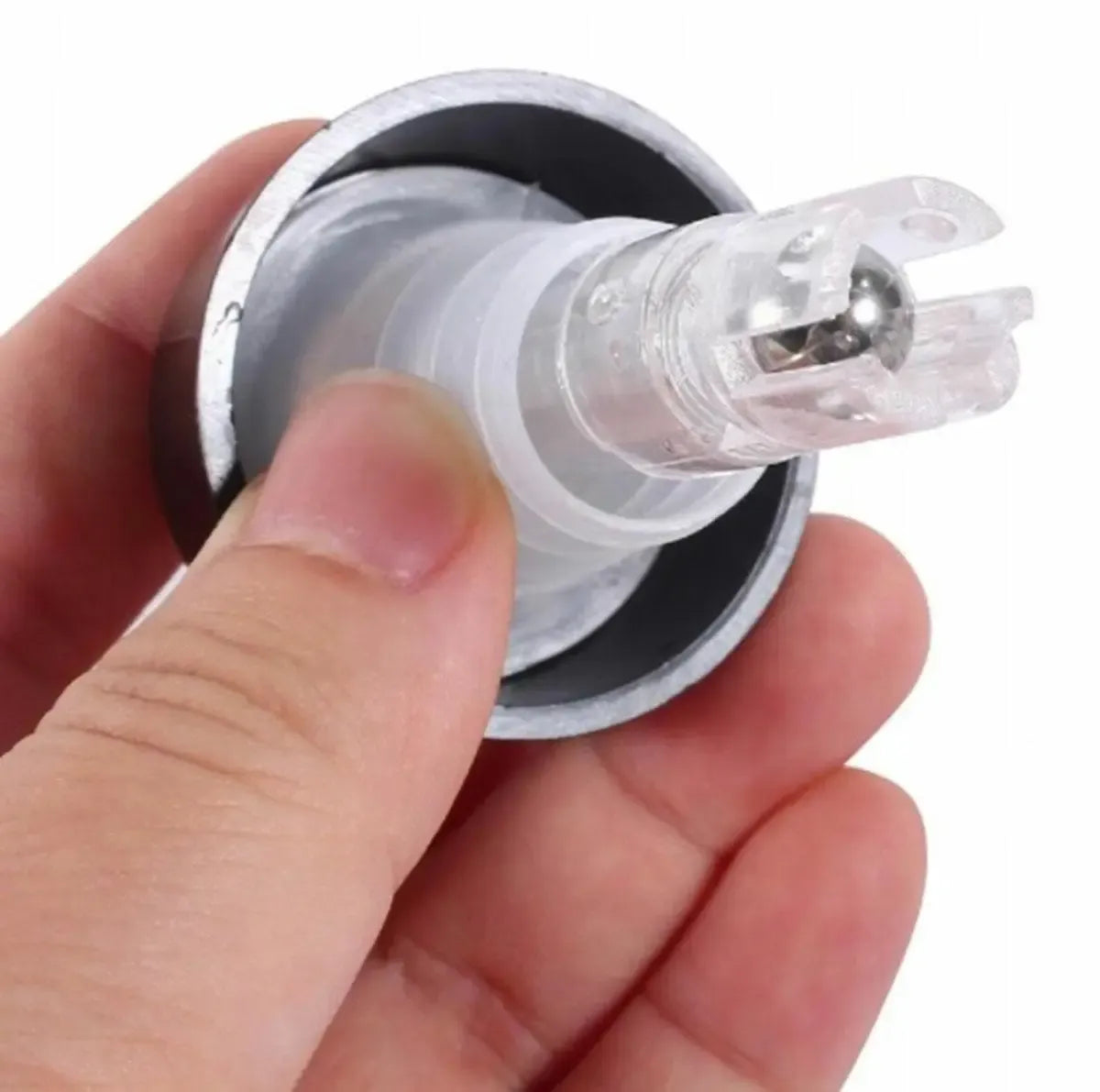Automatinis 30 ml alkoholinių gėrimų butelio snapelis dozatorius, sidabrinis su plastikiniu įdėklu.