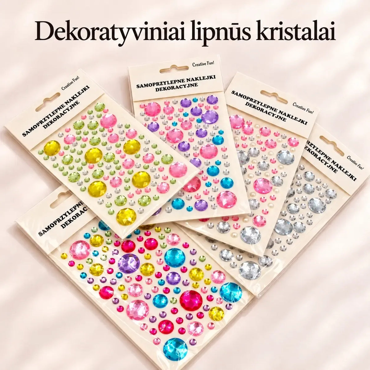 Apvalūs lipnūs dekoratyviniai kristalai su blizgesiu, naudojami dekoravimui ir papuošimams, lengvai klijuojami.