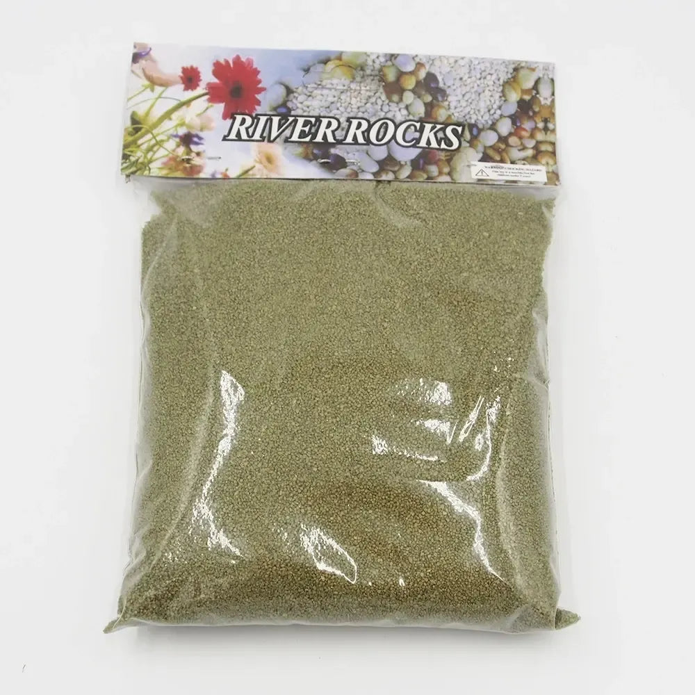 Dekoratyvinis chaki spalvos smėlis, 500 g, natūralus ir dekoratyvus naudojimui namų ir sodų apdailai.