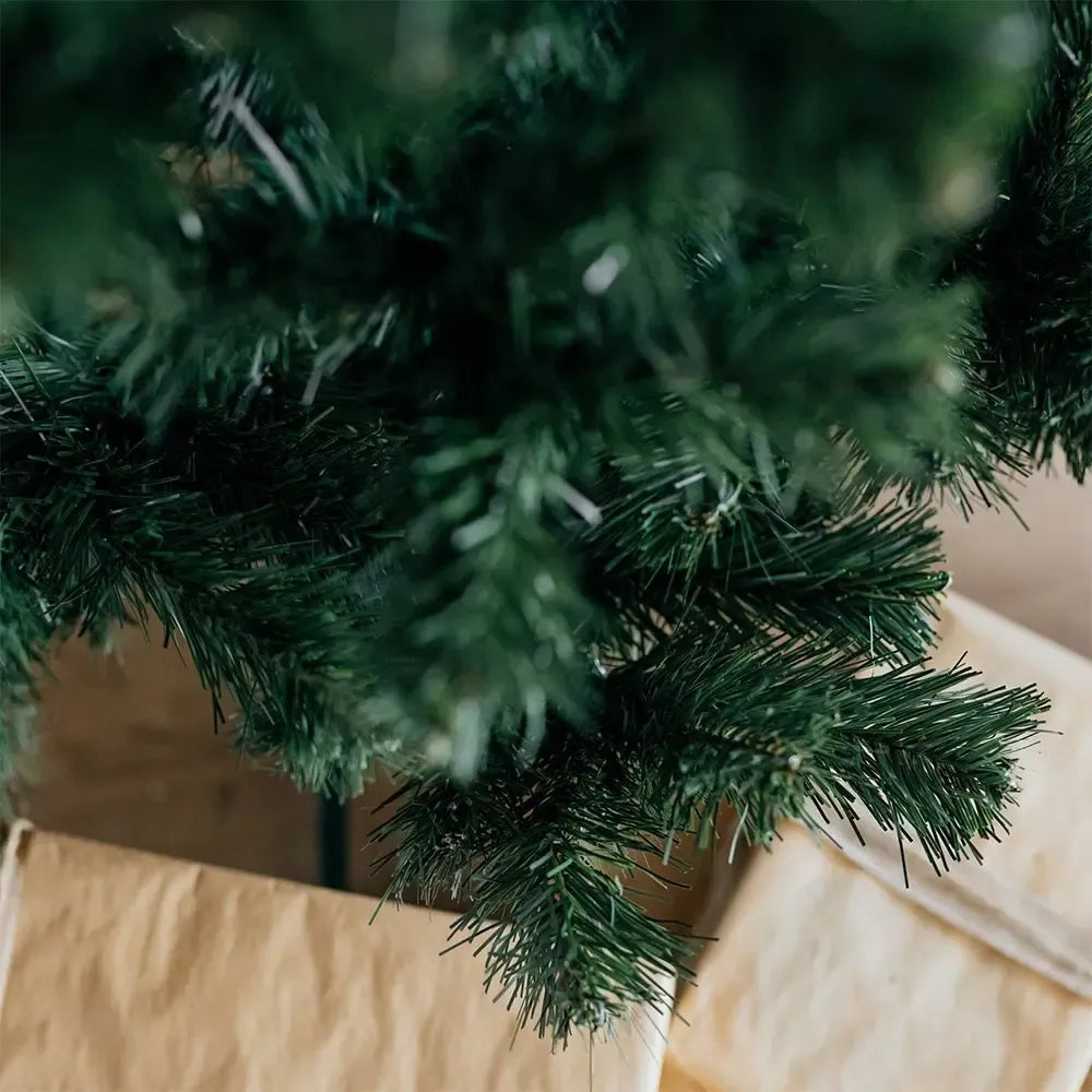 Dirbtinė 220 cm Kalėdų eglutė Baltica PINE, žalia ir tanki, su šakomis, tinkama dekoracijoms ir šventiniam įvaizdžiui.