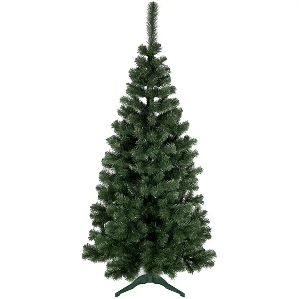 Dirbtinė 220 cm Baltica Pine Kalėdų eglutė su žaliais adatų šakomis ir natūralaus medžio išvaizda.