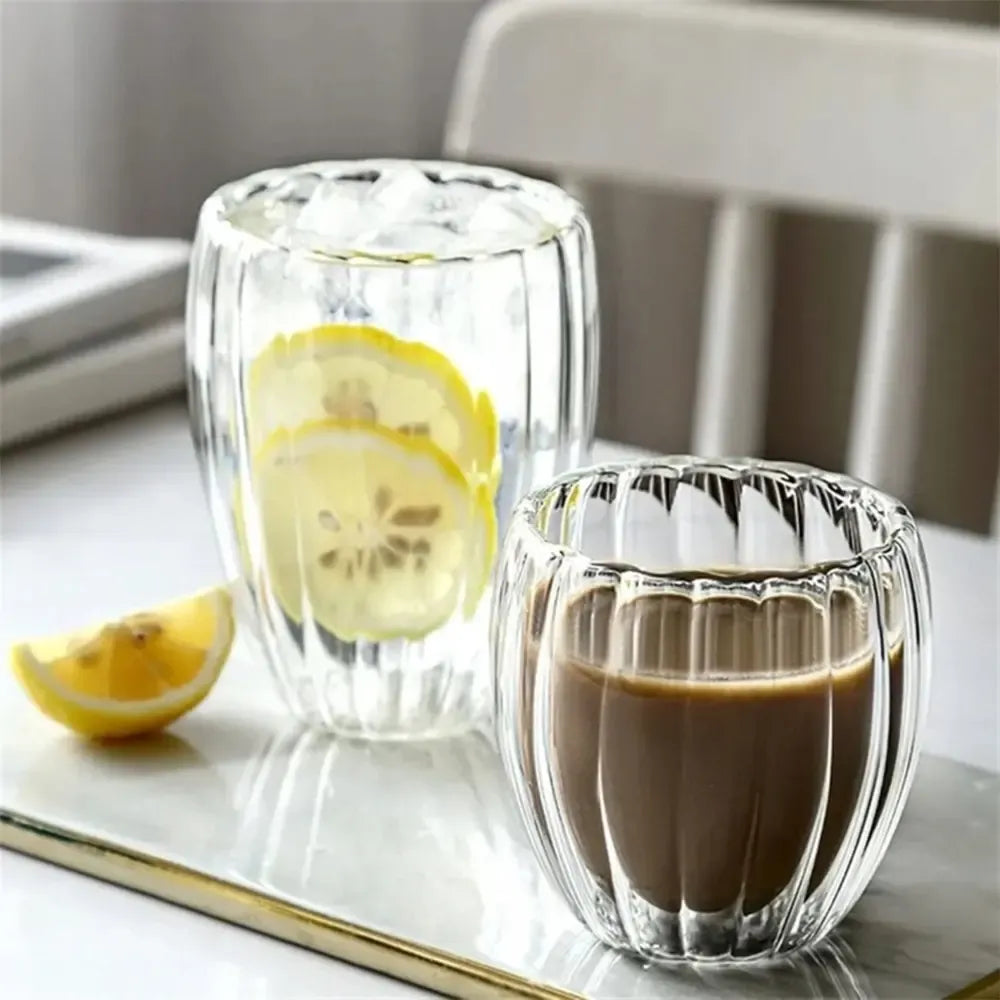 Dvigubo stiklo puodelis, 250 ml, sandarus ir elegantiškas, su aiškiu stiklu ir patogiu rankena, tinkamas gėrimams.