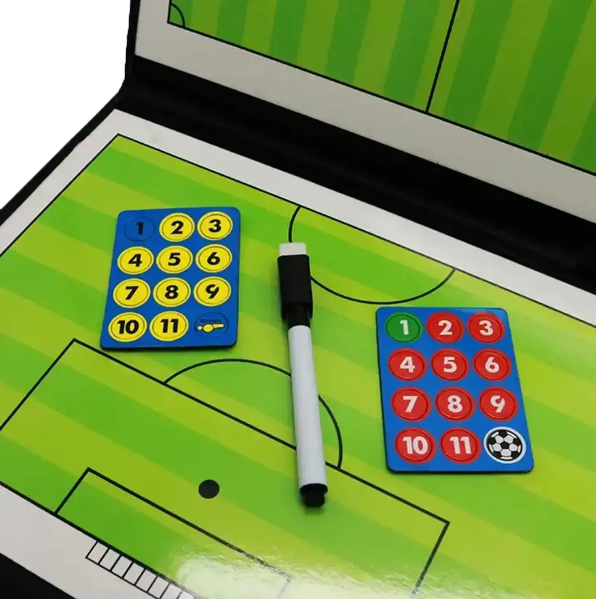 Futbolo trenerio taktinė lenta su magnetais, naudojama strategijos ir žaidimo planavimo tikslais, sporto treniruotėms.