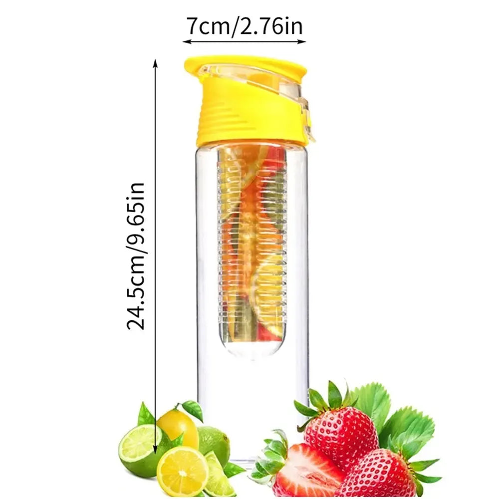 Juoda sportinė gertuvė su vaisių įdėklu, 700 ml, pagaminta iš patvaraus plastiko, su patogiu uždarymu ir rankenėle.