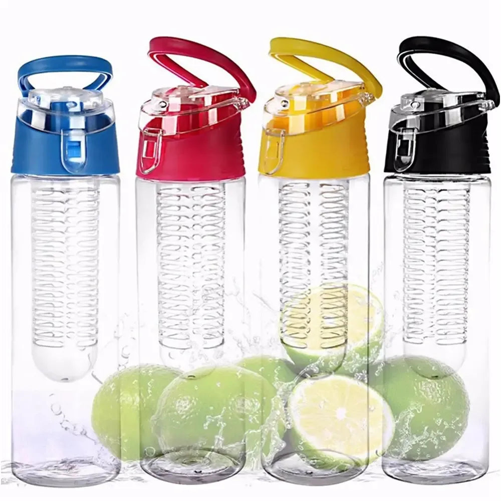 Rožinė sportinė gertuvė su vaisių įdėklu, 700 ml, plastikinė, su patogiu uždarymu ir rankena aktyviam gyvenimo būdui.