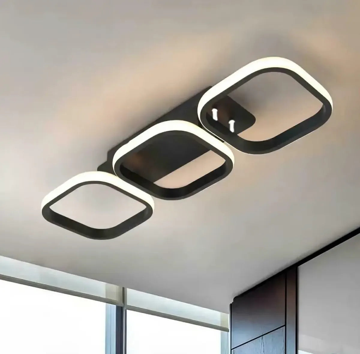 Modernus 33W LED lubinis šviestuvas su šviesos skydeliu ir švariu dizainu, tinkantis modernioms patalpoms.