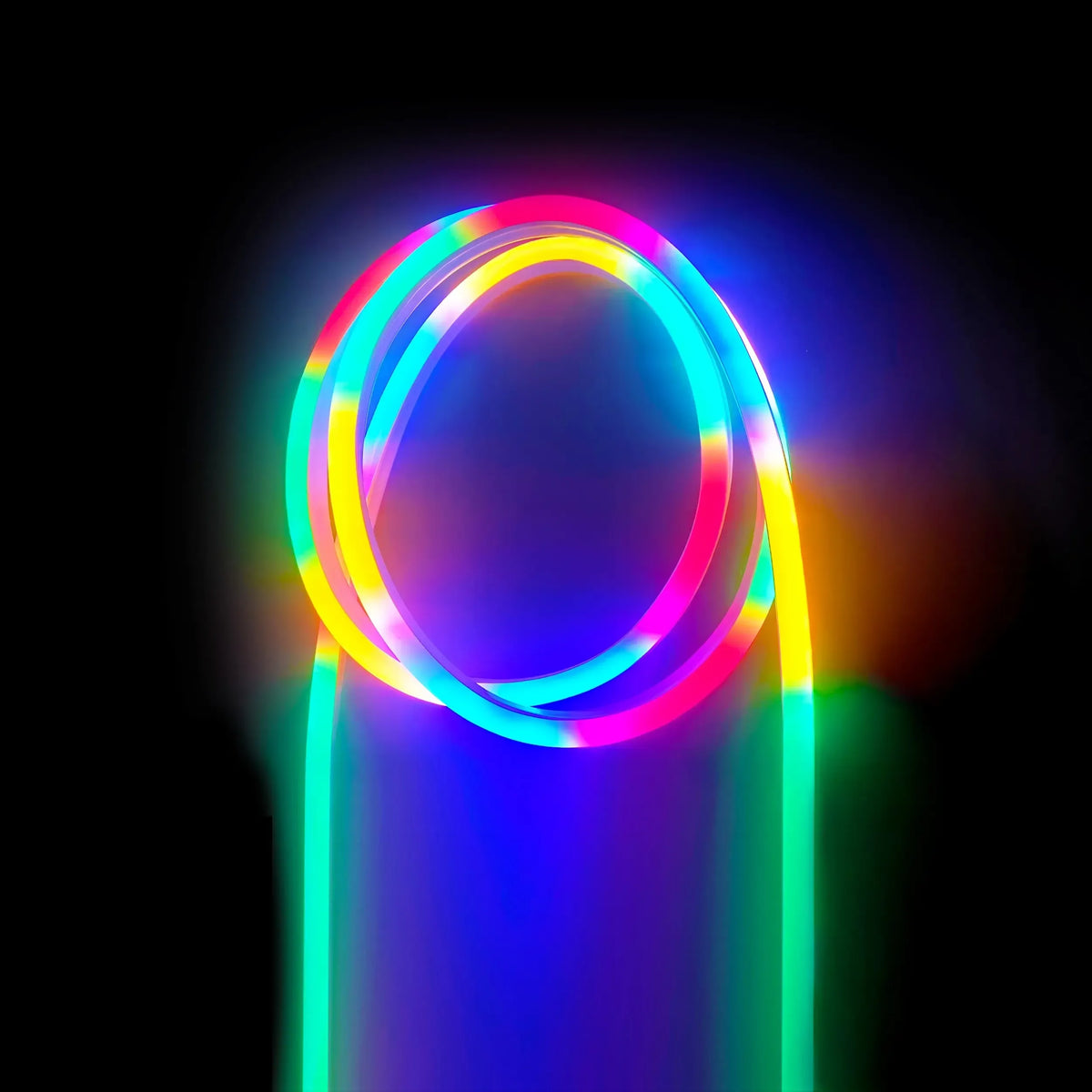 Lanksčios RGB LED šviesos juostos 20 m su reguliuojamomis spalvomis ir šviesos efektais, dekoratyvinė apšvietimo priemonė.