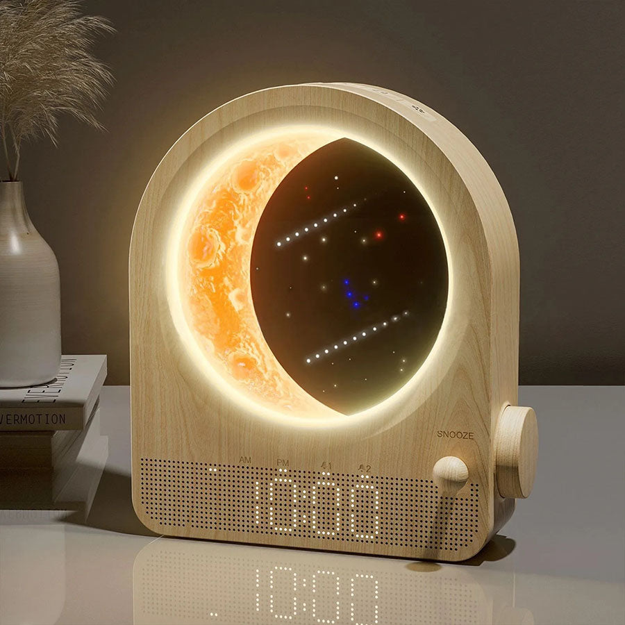 Elektrinis žadintuvas „Moon“ iš Lektro.lt su šviesos funkcija, modernus laikrodis su LED ekranas ir patogiu dizainu.