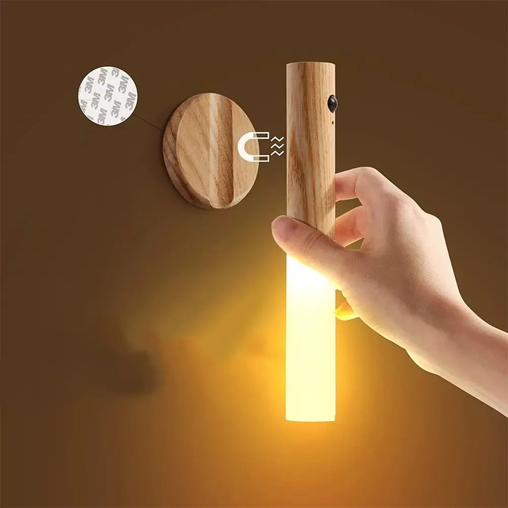 Magnetinis LED šviestuvas su judesio jutikliu, baltas, kompaktiškas ir modernus apšvietimo sprendimas namams ir biurui.