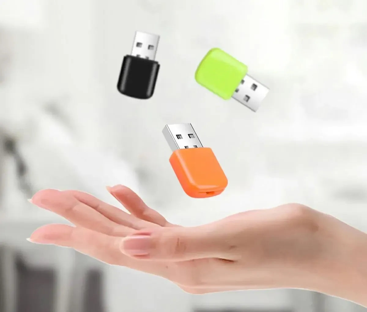 Kompaktiškas microSD/TF atminties kortelių skaitytuvas, juodas ir sidabrinis, prijungtas prie kompiuterio USB jungtimi.