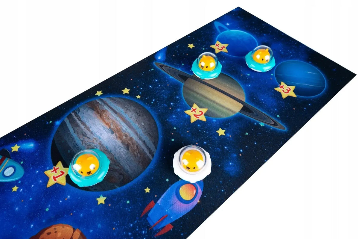 Miniatiūrinis kerlingo takelis su Saulės sistemos tema, su planetomis ir žvaigždėmis, skirtas žaidimams ir kolekcijoms.
