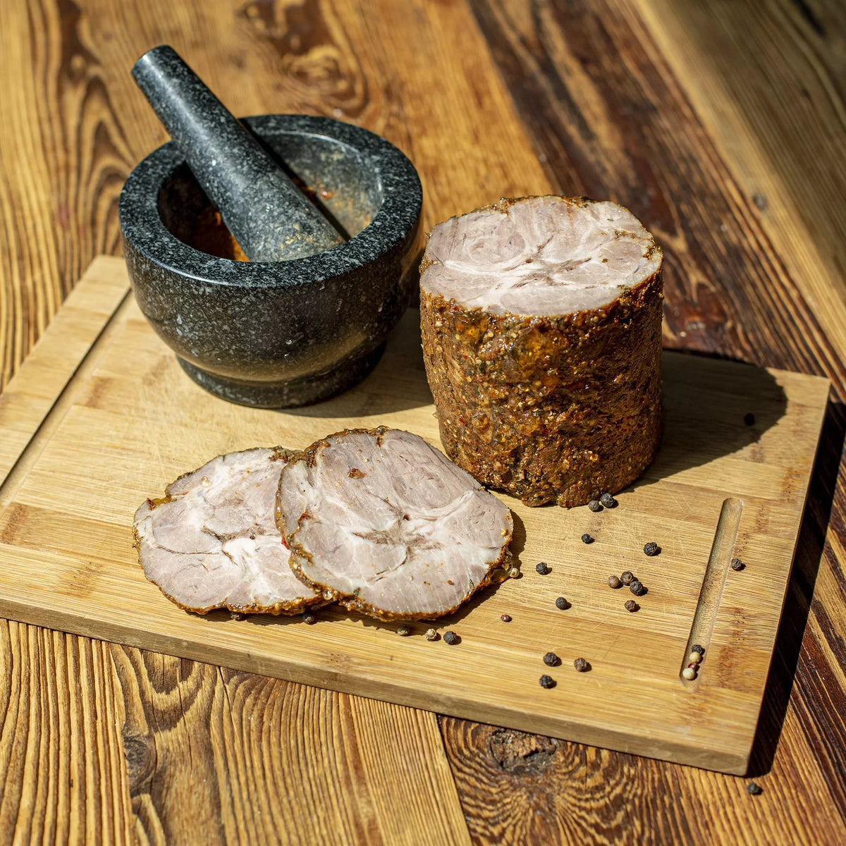 Šoninė kumpio viryklė su 4 L puodu ir termometrais, pagaminta iš nerūdijančiojo plieno, skirta rūkytos mėsos gamybai.