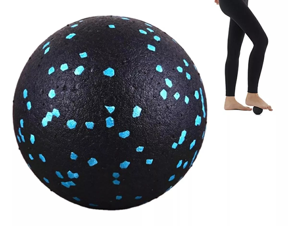 Raumenų masažo kamuolys, mažas ir juodas, skirtas raumenų atpalaidavimui ir masažui.