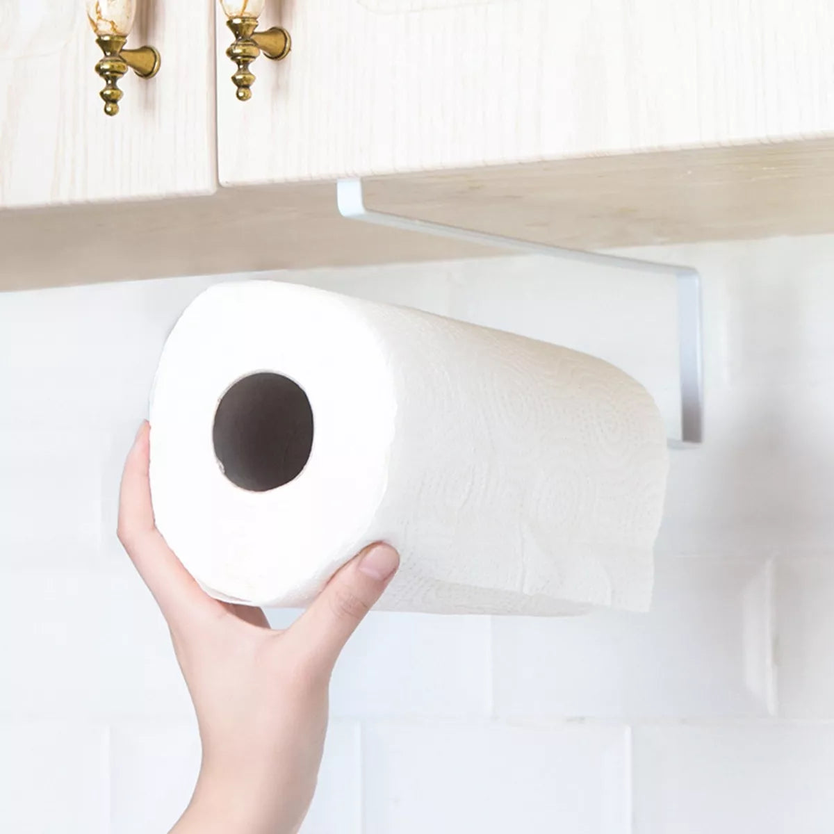 Popierinių rankšluosčių laikiklis, montuojamas ant sienos, baltas, su tvirtinimo detalėmis, skirtas vonios ar virtuvės erdvėms.