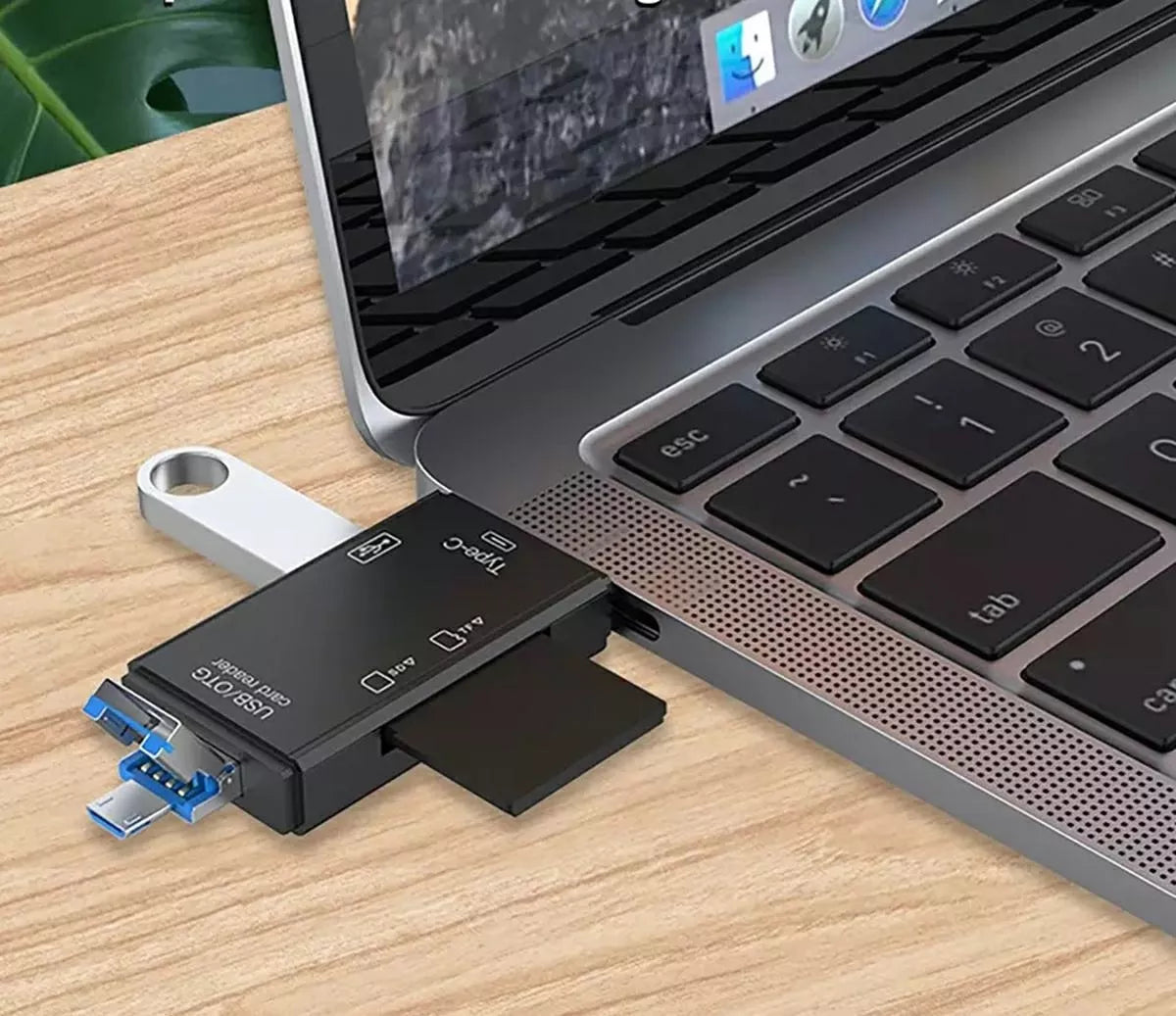 Universalus atminties kortelių skaitytuvas su USB 3.0, USB-C ir micro-USB jungtimis, skirtas greitam duomenų perkėlimui.