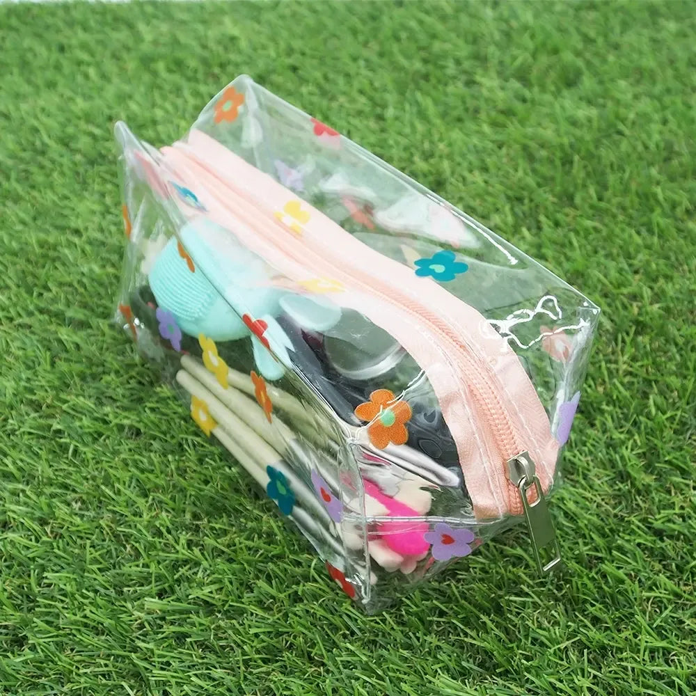 Neperšlampama kelioninė kosmetinė, matmenys 20x10x10 cm, juoda, atspari vandeniui ir patogi naudoti keliaujant.