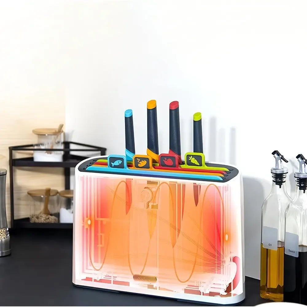 Virtuvės rinkinys su UV sterilizatoriumi, peiliais ir pjaustymo lentelėmis, patogus ir higieniškas maisto ruošimui.