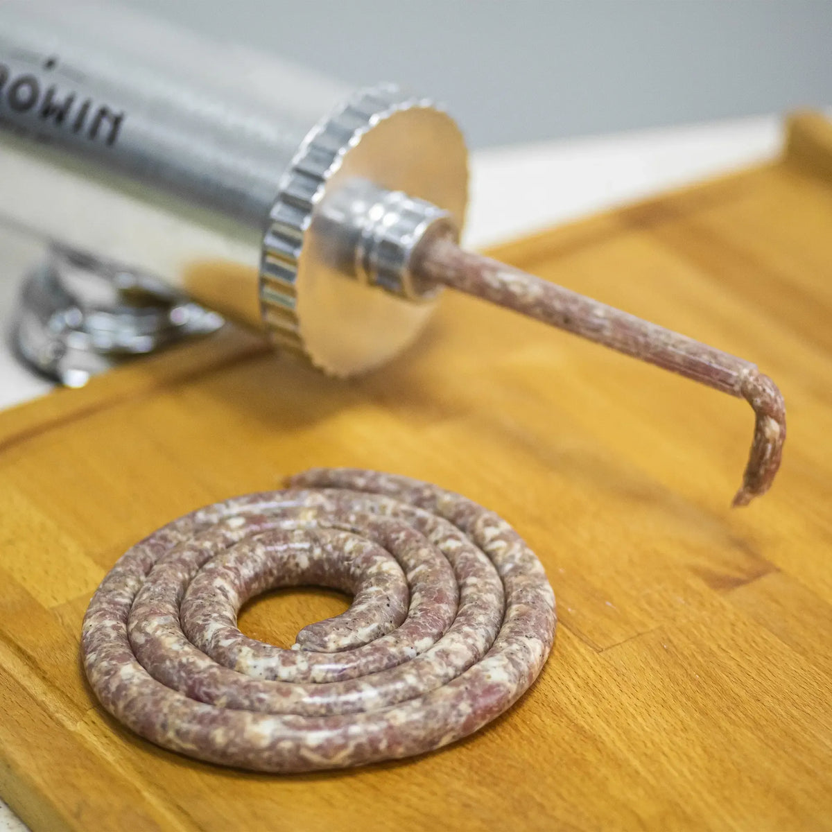 Rankinis horizontalus dešrų kimštuvas, 2,5 kg, mėsos gaminiams, su rankena ir užpildymo anga, skirtas dešrų gamybai.