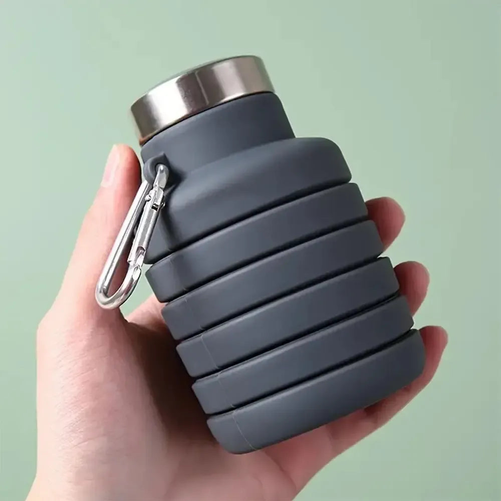 Silikoninė sulankstoma gertuvė 550ml, pilka, lanksti ir kompaktiška vandens talpykla, skirta nešiotis lauke ar kelionėse.