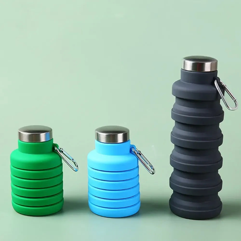Sulankstoma mėlyna silikoninė gertuvė 550 ml, matomas jos lankstymo ir išskleidimo būdas, patogi ir patvari.
