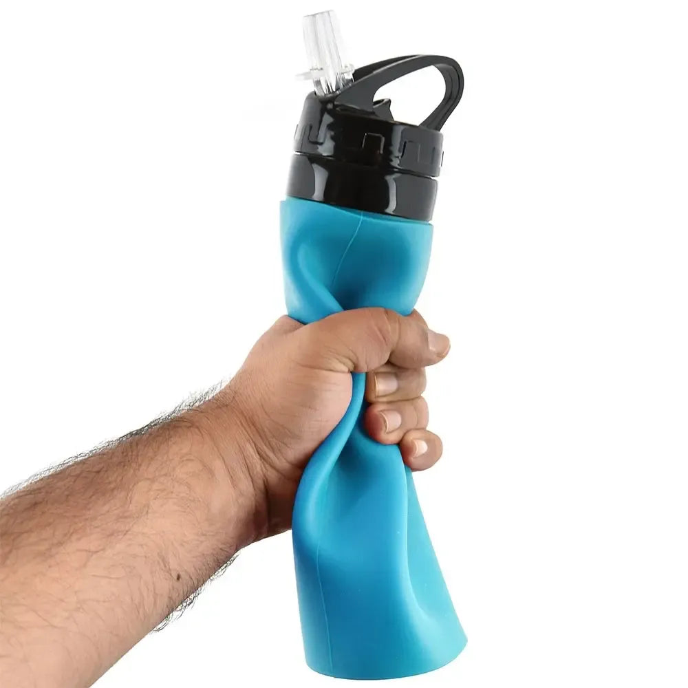 Juoda sulankstoma silikoninė gertuvė 600 ml, skirta vandeniui ar gėrimams, su patogiu užsegimu ir lankstumu.