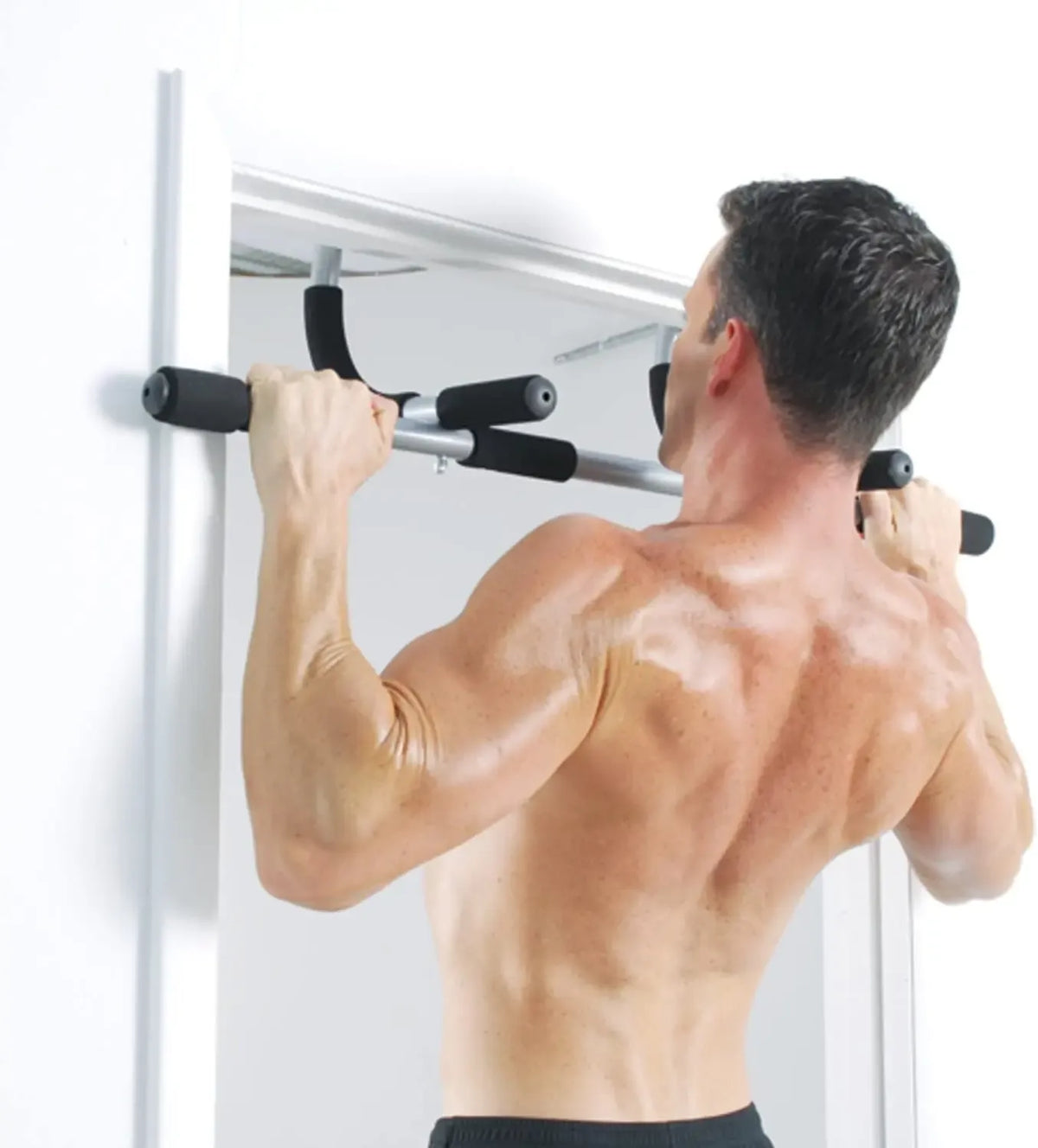 Daugiafunkcis skersinis IRON GYM treniruoklis namų sporto salėje, su rankenomis ir svorių laikikliais, tinkamas treniruotėms.