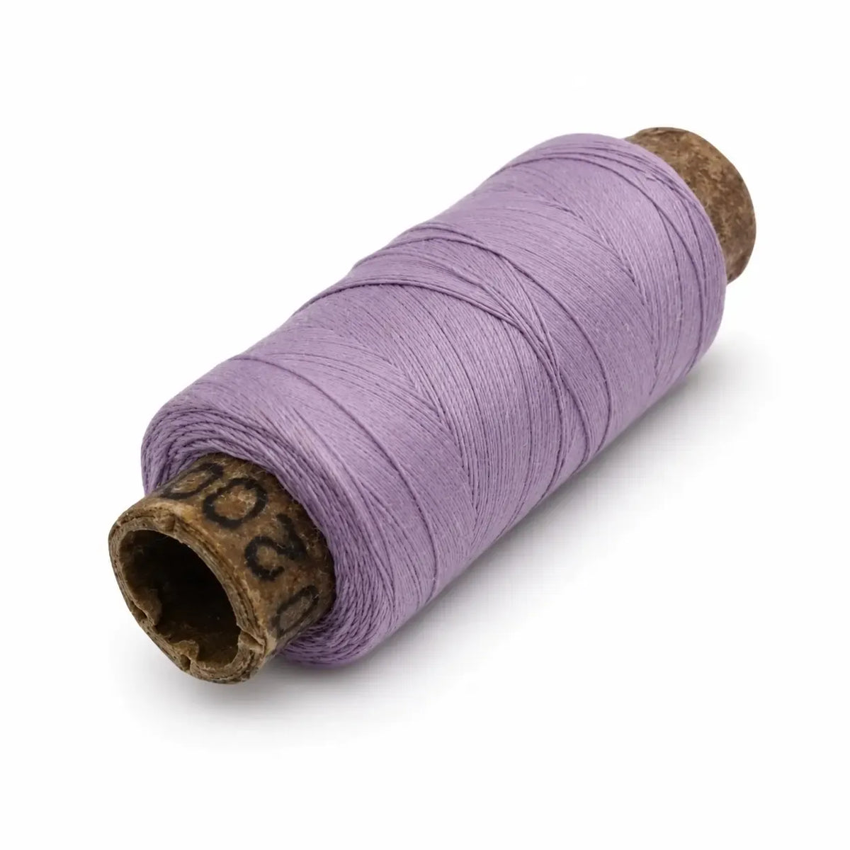 Violetinis siūlas 200 m, universalus siuvimo ir rankdarbių reikmėms, matomas ilgas, subtilus violetinės spalvos siūlas.