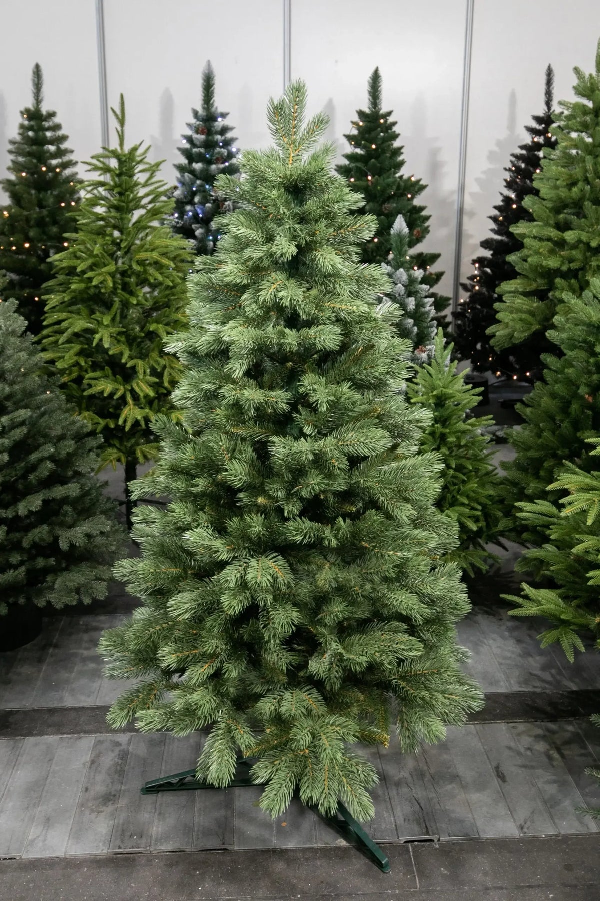 Dirbtinė Kalėdų eglutė Sosna Himalajska Exclusive, 120 cm, žalia ir tanki, puikiai tinka šventiniam dekoravimui namuose.