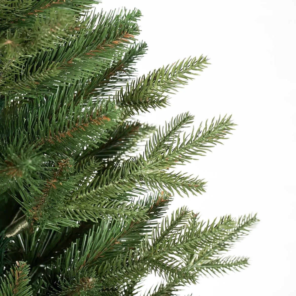 Dirbtinė Kalėdų eglutė, 140 cm, aukštos kokybės ir premium klasės, su detalėmis ir šakomis, gražiai išdėstyta.