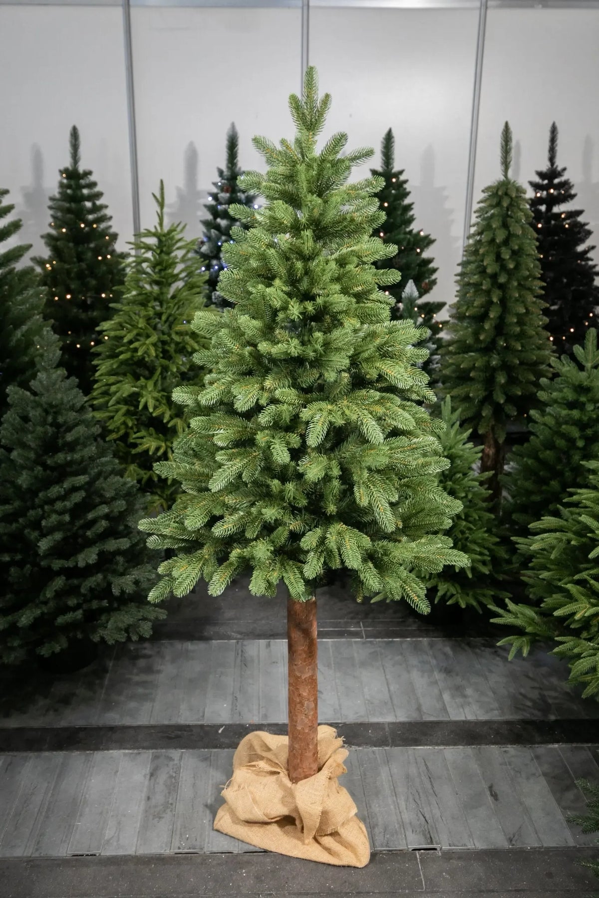 150 cm Kalėdinė eglutė „Skandinaviškas kėnis“ su dirbtinėmis šakomis ir žaislais, dekoratyvi Kalėdų eglutės imitacija.