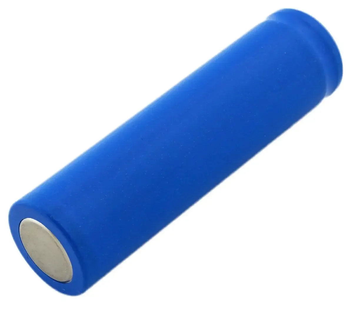 18650 ličio jonų akumuliatorius 4800 mAh su sidabriniu korpusu ir įkrovimo kontaktų jungtimis.