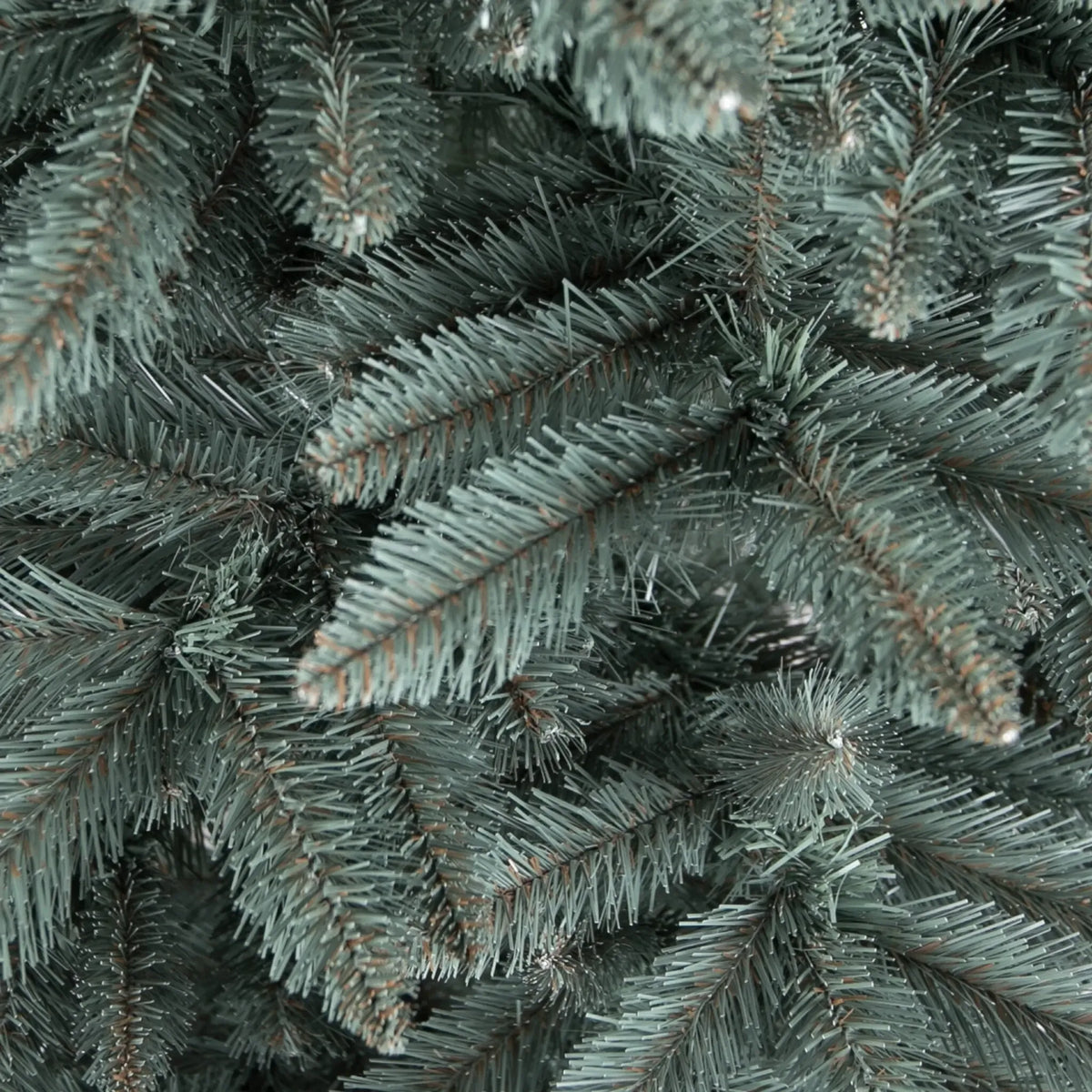 Dirbtinė Kalėdų eglutė Šiaurinė 250 cm, žalios spalvos, su šakomis ir dekoratyvinėmis detalėmis, idealus žiemos papuošimas.