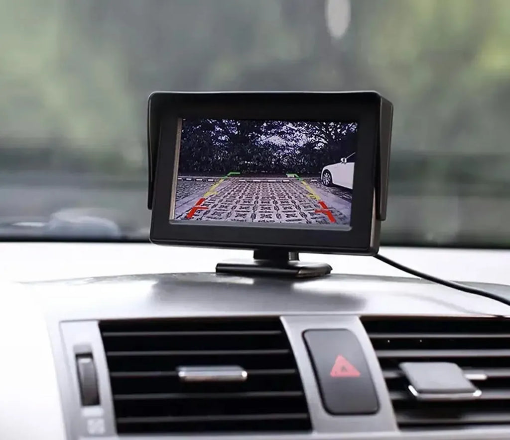 43 colių LCD ekranas automobiliui su parkavimo sistema, aiškiai rodantis vaizdą ir funkcijas.