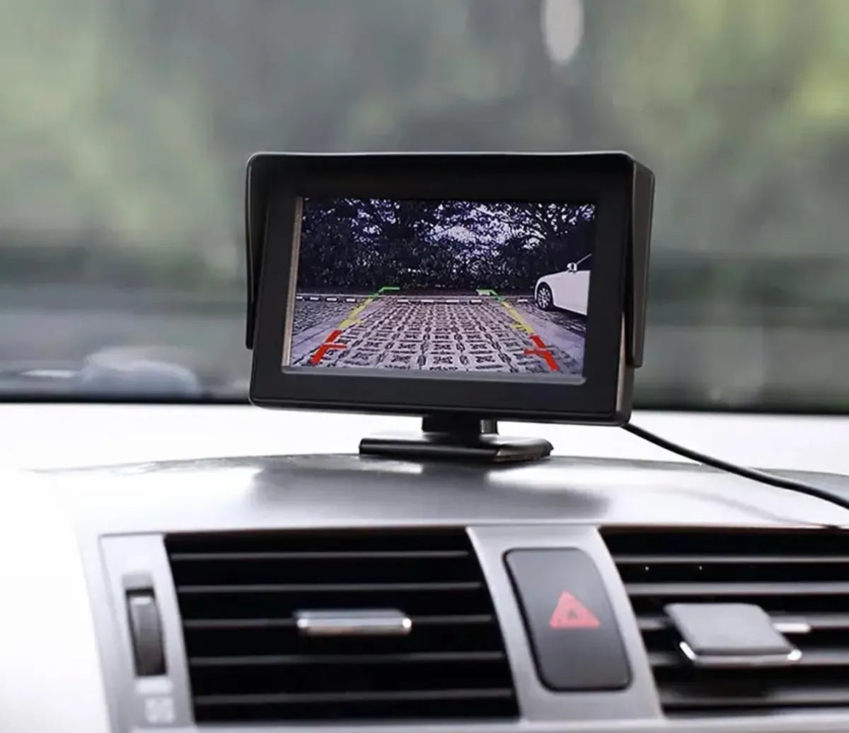 43 colių LCD ekranas automobiliui su parkavimo sistema, aiškiai rodantis vaizdą ir funkcijas.