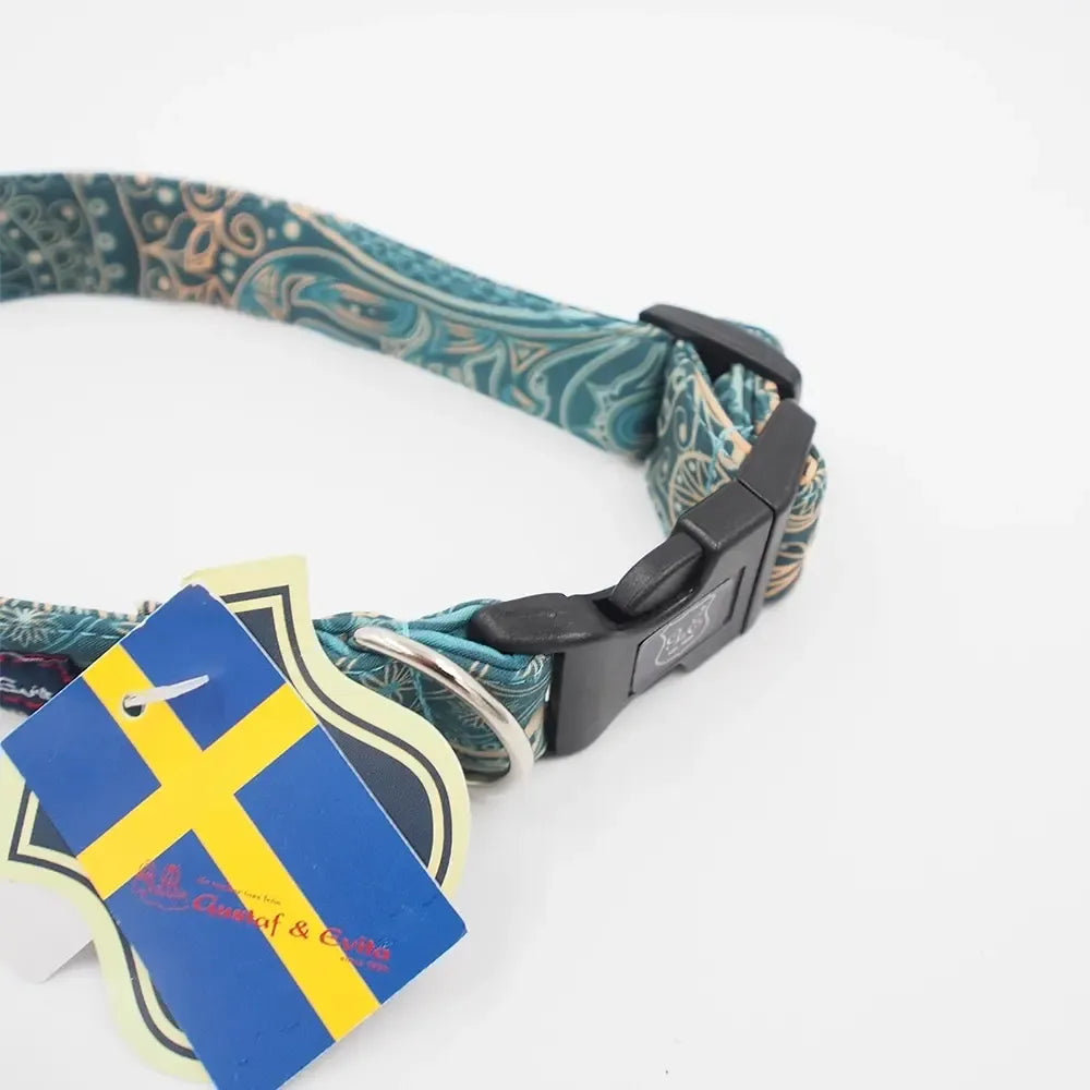 Žalias 50 cm šunų antkaklis „Gustaf & Evita“ su ornamentais, tvarkingas ir patogus naminiams šunims.