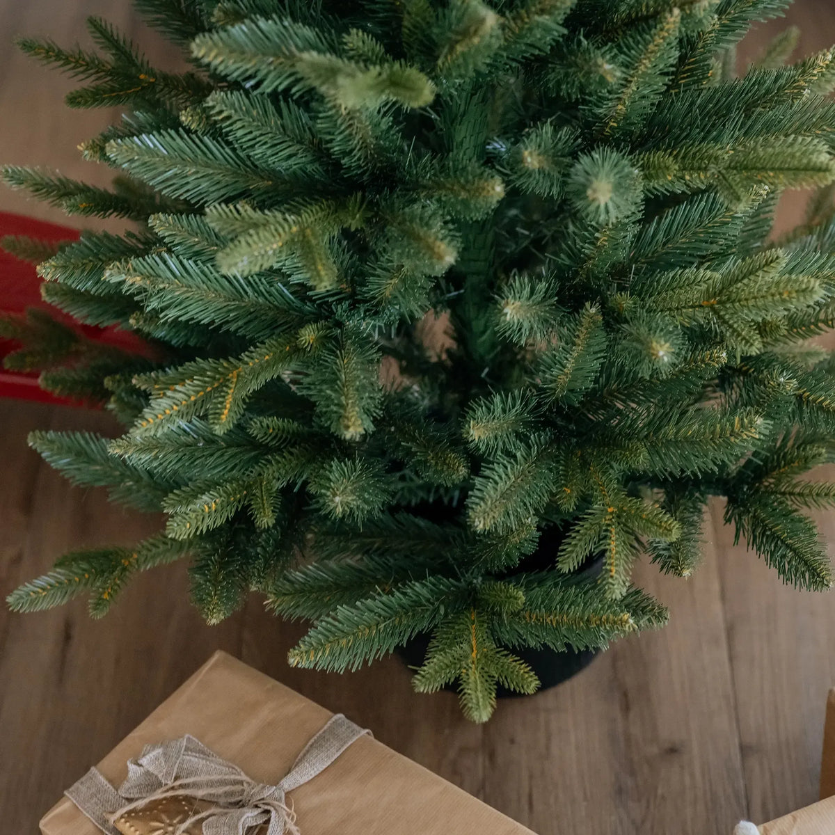 Dirbtinė 80 cm Kalėdų eglutė, aukštos kokybės Premium klasės, su žaliais šakomis ir spindinčiomis dekoracijomis