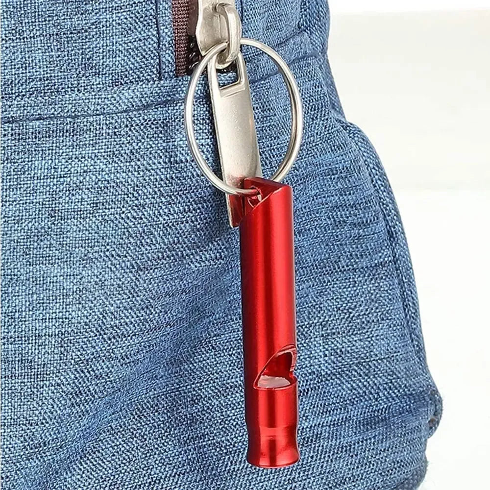 Aliuminis švilpukas signalizavimui ir saugumui, mažas ir patvarus, skirtas aktyviam naudojimui.