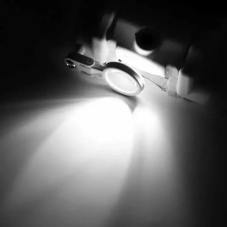 Ant galvos tvirtinamas didinamasis stiklas su LED apšvietimu ir keičiami lęšiai, skirtas tiksliai apžiūrai ir darbui.