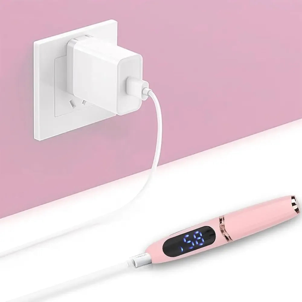 Šildomas blakstienų rietiklis su USB-C įkrovimu, rodomas kaip jis laikomas rankoje ir pasiruošęs naudoti.