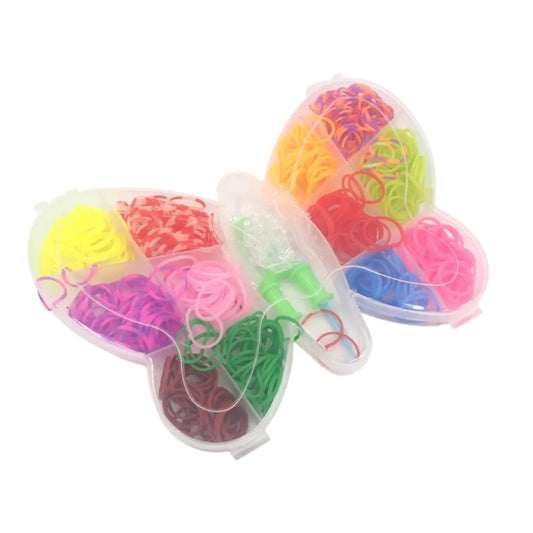 Apyrankių pynimo rinkinys Loom Bands su drugelio formos dėžute, įvairios spalvos gumelės ir pynimo reikmenys vaikų rankdarbiams.