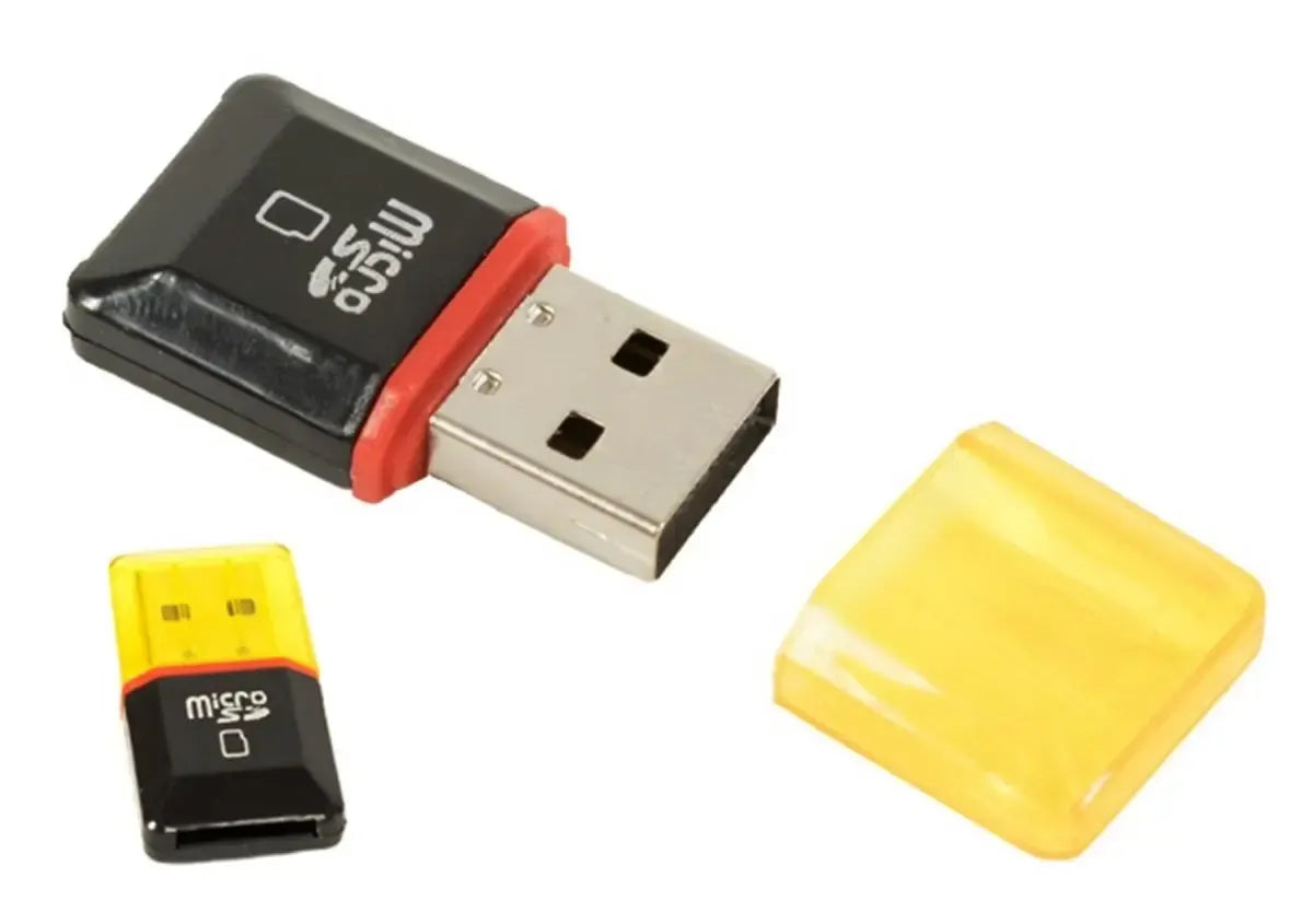 MicroSD kortelių skaitytuvas su USB jungtimi, kompaktiškas ir patogus naudoti duomenų perdavimui.