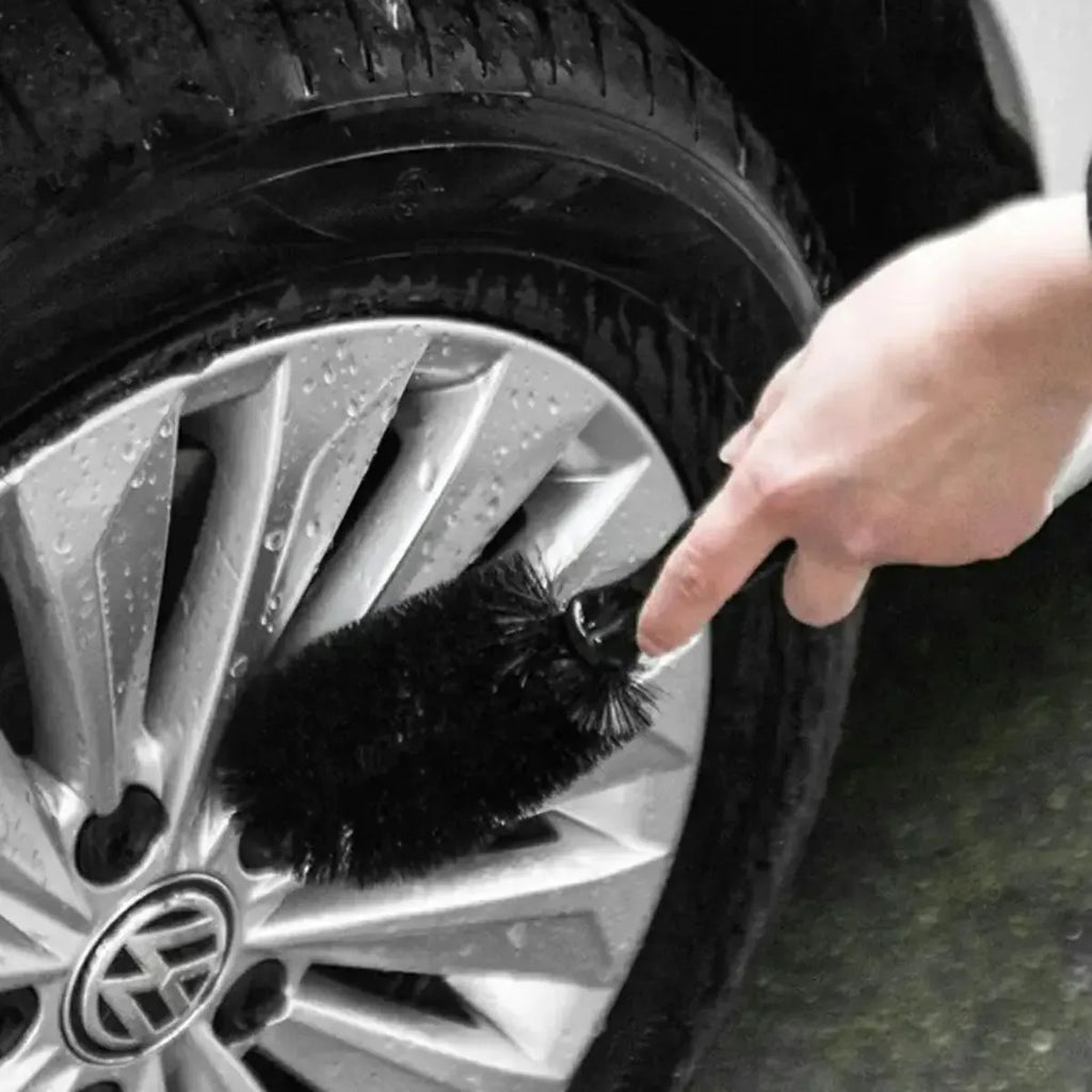 Automobilio ratlankių valymo šepetys su minkštais šereliais, skirtas efektyviam ratlankių valymui ir priežiūrai.