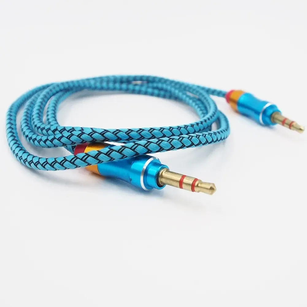 3,5 mm AUX garso laidas, 100 cm ilgio, juodos spalvos, su kištukais abiejose laido pusėse, skirtas audio įrenginiams.