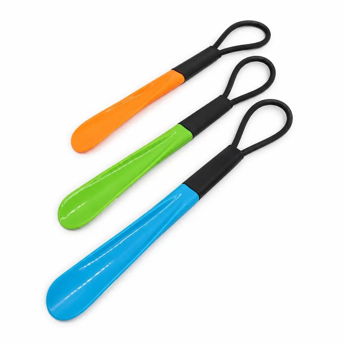Plastikinis batų šaukštas, skirtas lengvai įdėti ir išimti batus, turintis patogią rankeną, baltos spalvos.