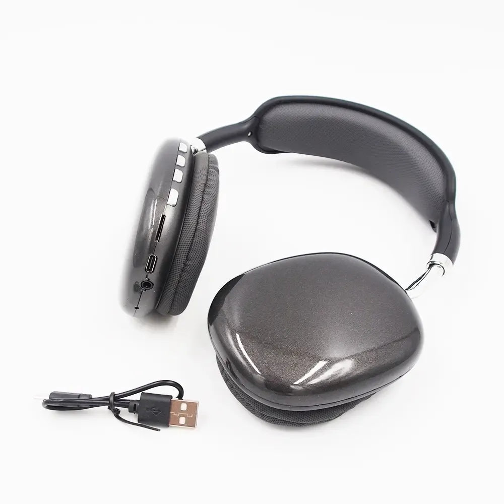 Juodos belaidės Bluetooth ausinės TR1728, laikomos rankose, su ausinėmis ir įkrovimo dėklu.