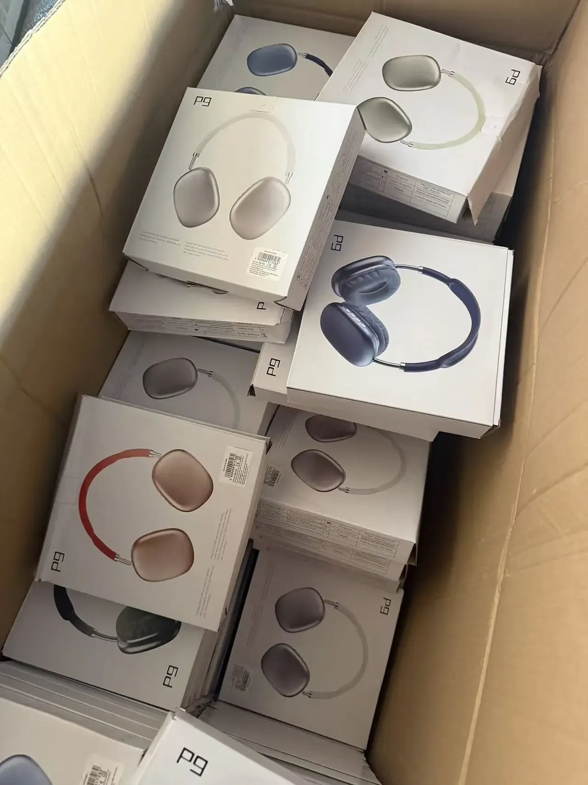 Juodos belaidės Bluetooth ausinės TR1728 su patogiomis ausų įdėklais ir lankstumu, matomos iš arti.