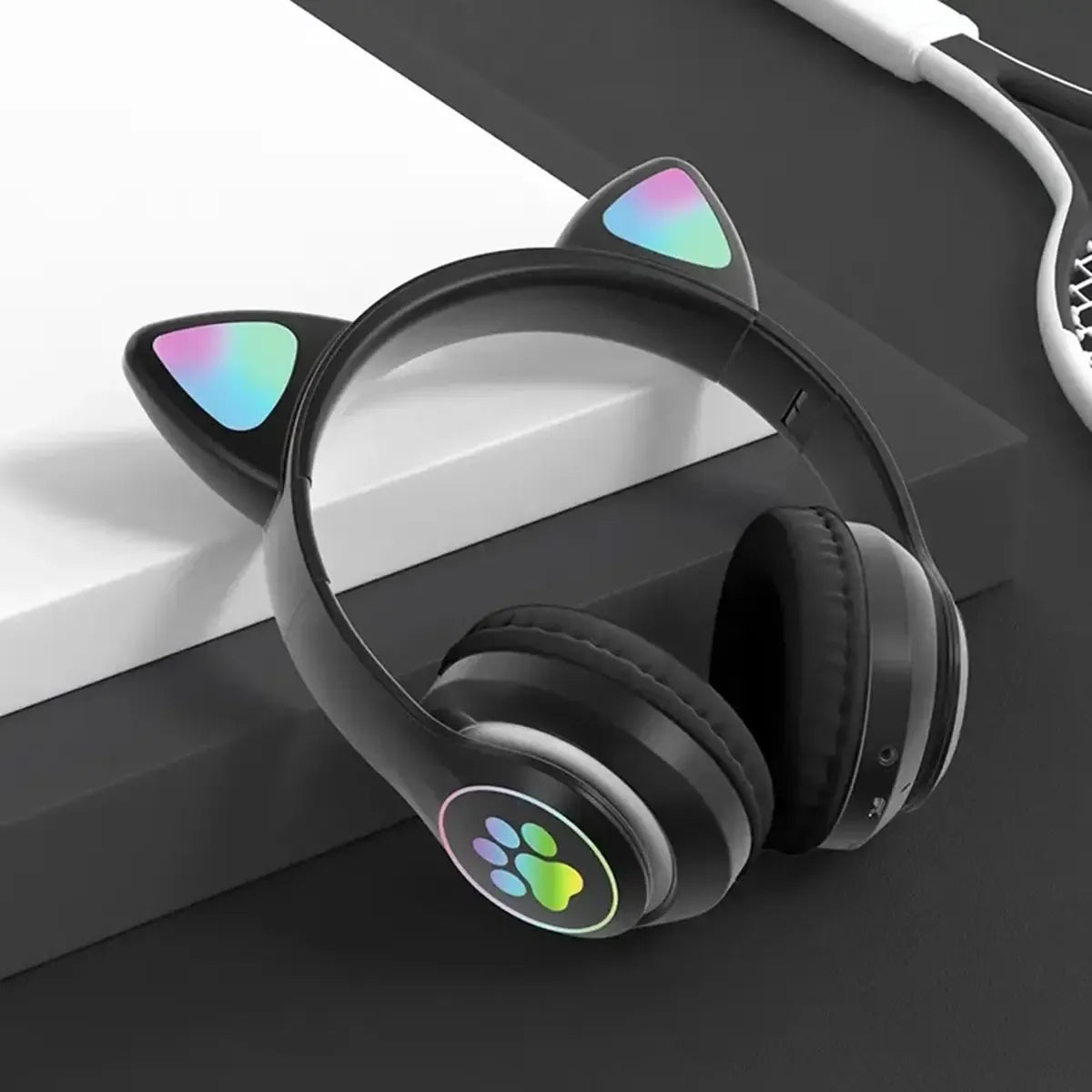 Belaidės vaikiškos ausinės su LED katės ausytėmis ir Bluetooth 5.0, spalvotas dizainas ir patogus nešiojimas.