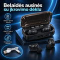 Belaidės Bluetooth ausinės su įkrovimo dėklu, sidabrinės spalvos, šalia esančios ausinės ir įkrovimo dėklas.